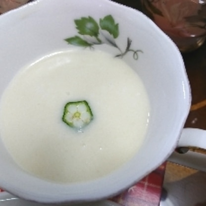 オクラの輪切りを浮かべてみました。カブのスープは初めてですが、ミルクの柔らかい味わいが好評でした。